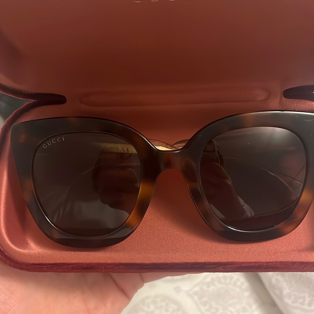 Gucci sunglasses brand new never worn. GG0564SN 51mm